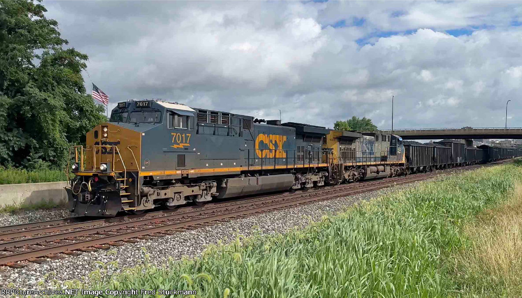 CSX 7017 leads B157.